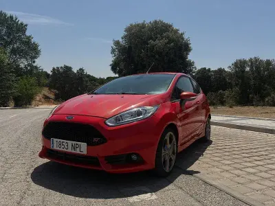 Usado Ford Fiesta ST 182 CV (133 kW) 2013 Rojo Berlina