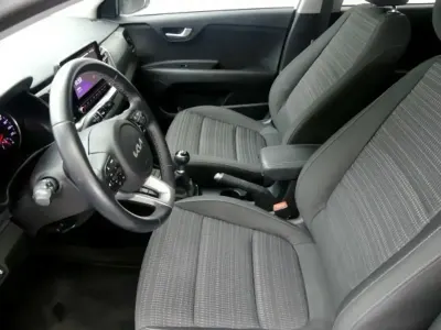 Usado Kia Stonic 84 HP (61 kW) 2022 Branco SUV