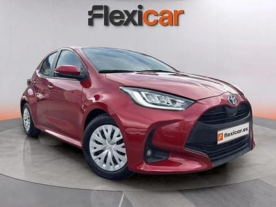 Usado Toyota Yaris Hybrid Active 116 CV (85 kW) 2023 Rojo Utilitario