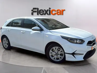 Usado Kia Ceed 136 CV (100 kW) 2023 Blanco Utilitario