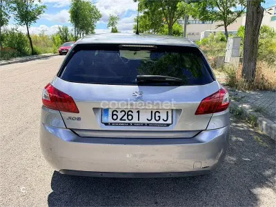Usado Peugeot 308 Active 130 CV (95 kW) 2015 Gris / plata Berlina