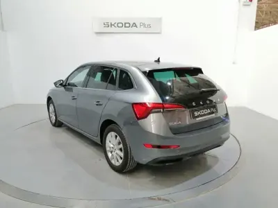Usado Skoda Scala 110 CV (80 kW) 2022 Gris Utilitario