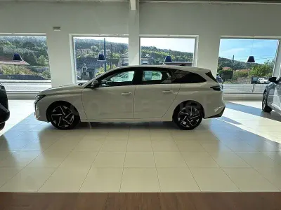 Usado Peugeot 308 130 CV (95 kW) 2022 Blanco Familiar