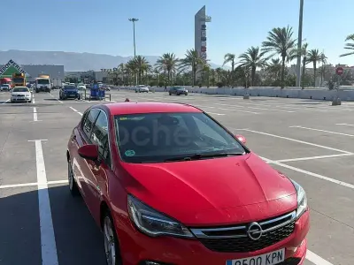Usado Opel Astra Selective 125 CV (91 kW) 2018 Rojo Berlina