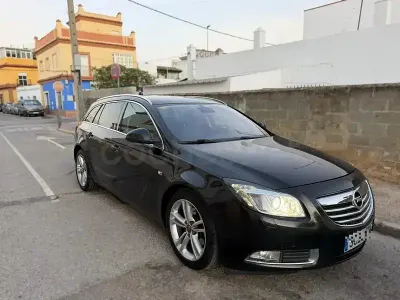 Usado Opel Insignia Sport 160 CV (117 kW) 2010 Negro Familiar