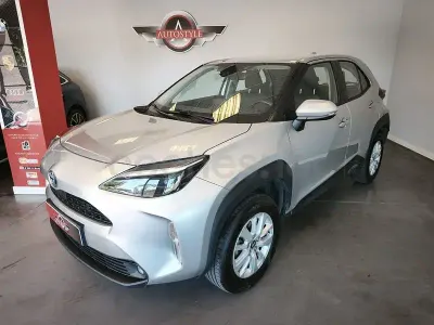 Usado Toyota Yaris Cross Business Edition 116 CV (85 kW) 2023 Gris / plata SUV