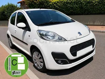 Usado Peugeot 107 Active 68 CV (50 kW) 2013 Blanco Utilitario