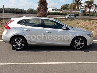 Usado Volvo V40 Kinetic 122 CV (89 kW) 2017 Gris / plata Berlina