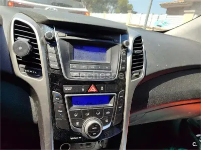 Usado Hyundai i30 100 CV (73 kW) 2013 Rojo Berlina