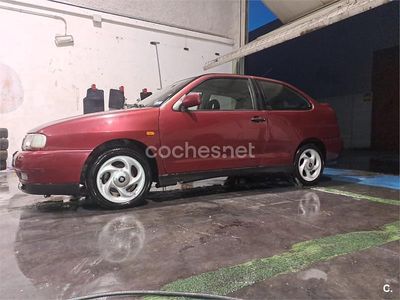 Usado Seat Cordoba 90 CV (66 kW) 1998 Granate Berlina