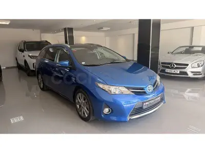 Usado Toyota Auris Hybrid Active 136 CV (100 kW) 2014 Azul Familiar