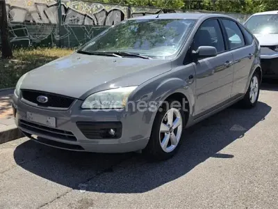 Usado Ford Focus Trend 100 CV (73 kW) 2005 Gris / plata Berlina