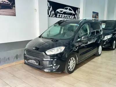 Usado Ford Tourneo Courier Trend 100 CV (73 kW) 2016 Negro Monovolumen