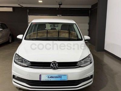 Usado VW Touran Edition 122 CV (89 kW) 2021 Blanco Monovolumen