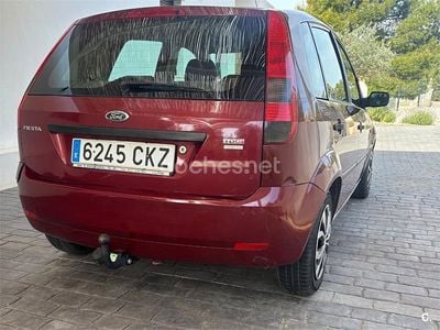 Usado Ford Fiesta Trend 68 CV (50 kW) 2003 Granate Utilitario