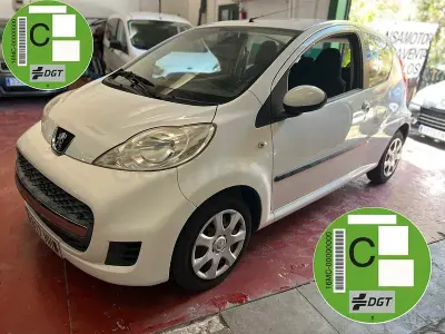 Usado Peugeot 107 68 CV (50 kW) 2012 Blanco Utilitario