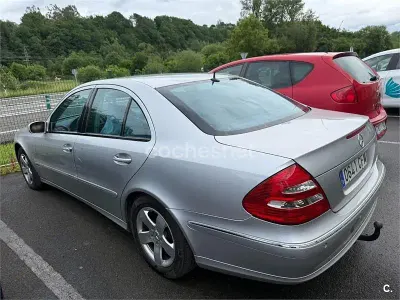 Usado Mercedes E270 Avantgarde 170 CV (125 kW) 2003 Gris / plata Berlina