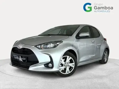 Usado Toyota Yaris Hybrid Active 116 CV (85 kW) 2025 Gris / plata Berlina