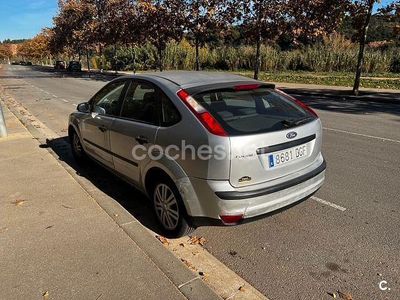 Usado Ford Focus Sport 115 CV (84 kW) 2005 Gris / plata Berlina