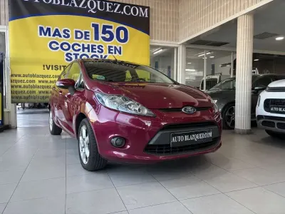 Usado Ford Fiesta Trend 82 CV (60 kW) 2009 Burdeos Utilitario