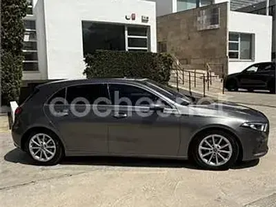 Usado Mercedes A180 109 CV (80 kW) 2018 Gris / plata Berlina