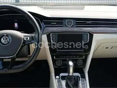 Usado VW Passat Sportline 190 CV (139 kW) 2016 Negro Familiar