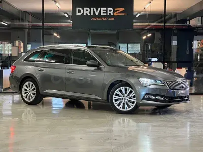 Usado Skoda Superb Style 150 CV (110 kW) 2023 Gris / plata Familiar