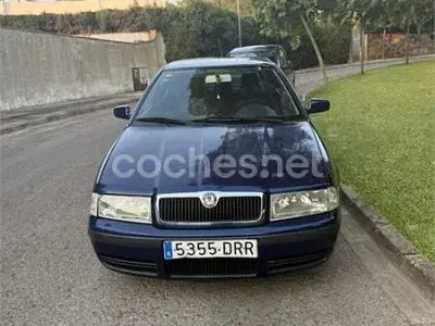 Usado Skoda Octavia Tour 90 CV (66 kW) 2005 Azul Berlina
