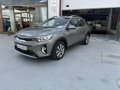 Usado Kia Stonic 120 CV (88 kW) 2023 Gris SUV