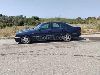 Usado Mercedes E300 Avantgarde 177 CV (130 kW) 1999 Azul Berlina
