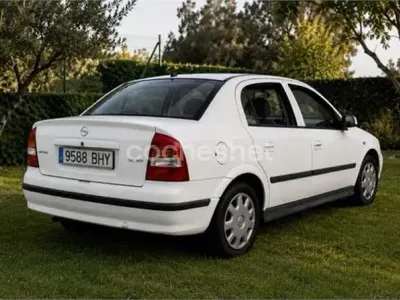 Usado Opel Astra Club 75 CV (55 kW) 2001 Blanco Berlina