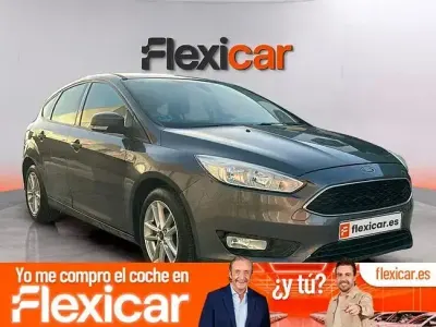 Usado Ford Focus Trend 100 CV (73 kW) 2017 Gris Berlina