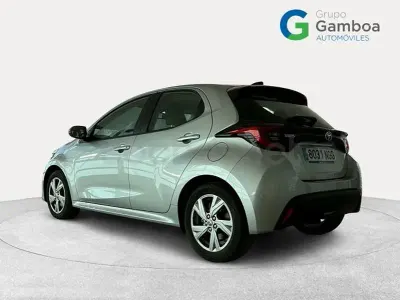 Usado Toyota Yaris Hybrid Active 116 CV (85 kW) 2025 Gris / plata Berlina