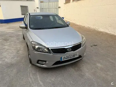 Usado Kia Ceed 115 CV (84 kW) 2010 Gris / plata Utilitario
