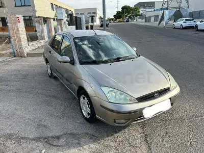 Usado Ford Focus Ambiente 100 CV (73 kW) 2004 Gris / plata Berlina