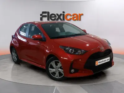 Usado Toyota Yaris Hybrid Active 92 CV (67 kW) 2025 Rojo Berlina