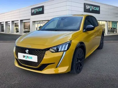 Usado Peugeot e-208 GT 114 kW (156 CV) 2024 Amarillo Utilitario