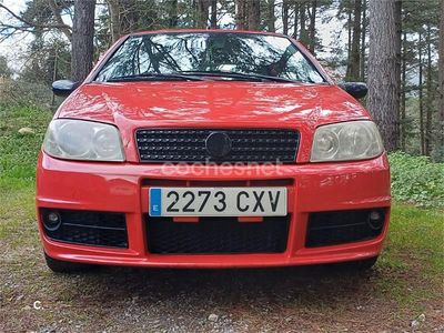 Usado Fiat Punto 70 CV (51 kW) 2004 Rojo Utilitario