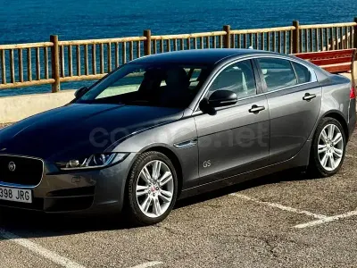 Usado Jaguar XE Prestige 180 CV (132 kW) 2016 Gris / plata Berlina