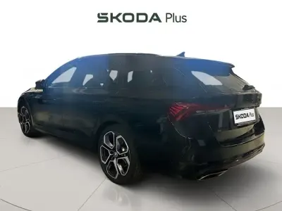 Usado Skoda Octavia RS 245 CV (180 kW) 2022 Negro Familiar