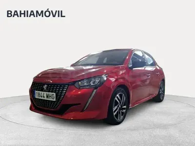 Usado Peugeot 208 Active 100 CV (73 kW) 2023 Rojo Utilitario