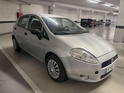Usado Fiat Grande Punto Active 75 CV (55 kW) 2011 Plateado Utilitario