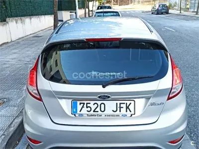 Usado Ford Fiesta Trend 82 CV (60 kW) 2015 Gris / plata Utilitario