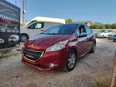 Usado Peugeot 208 Access 82 CV (60 kW) 2015 Granate Utilitario