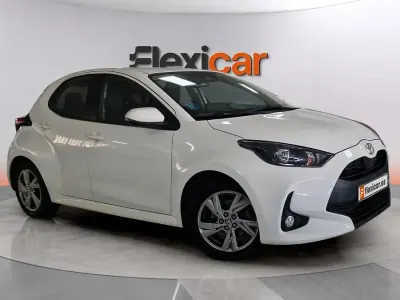 Usado Toyota Yaris Hybrid Active 116 CV (85 kW) 2025 Blanco Berlina