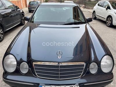 Usado Mercedes E240 Elegance 170 CV (125 kW) 2000 Negro Berlina