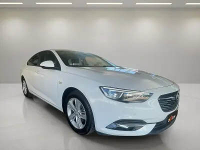 Usado Opel Insignia Selective 136 CV (100 kW) 2019 Blanco