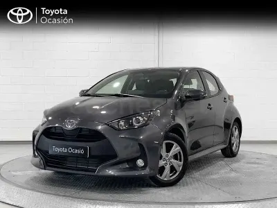 Usado Toyota Yaris Hybrid Active 116 CV (85 kW) 2025 Gris / plata Berlina