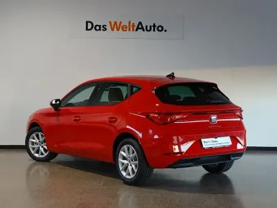 Usado Seat Leon Style 110 CV (80 kW) 2022 Rojo