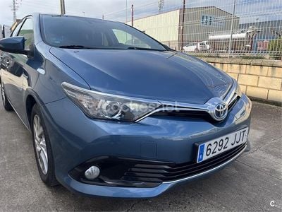 Usado Toyota Auris Hybrid Active 136 CV (100 kW) 2015 Azul Berlina